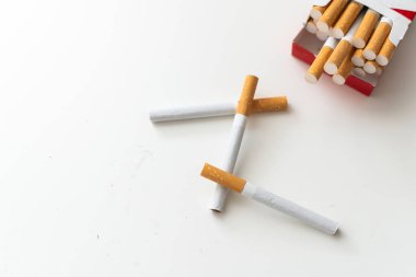 Beyaz sigara filtresi ile sigara içmek. Yüksek kalite fotoğraf