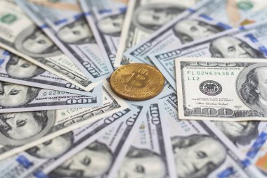 Bitcoins on dollar banknotlar arka plan, yakın çekim. Yüksek kalite fotoğraf