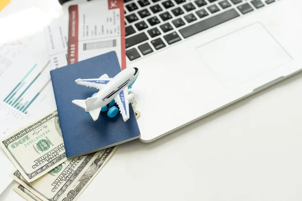 Bilety Lotnicze Paszporty Pieniądze Zabawkowy Samolot Stole Wysokiej Jakości Zdjęcie — Zdjęcie stockowe