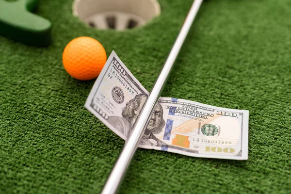 Mini Golf Club Bal Geld Het Kunstgras — Stockfoto