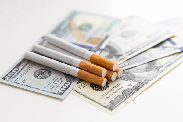 タバコとお金について 高価な習慣 白い背景 横の写真 高品質の写真 — ストック写真