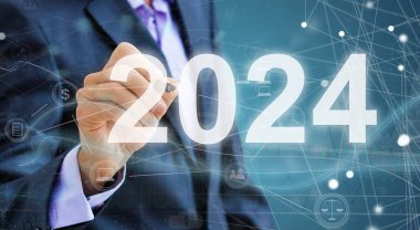 İş adamı 2024 yazısıyla ekrana dokunuyor. Yüksek kalite fotoğraf