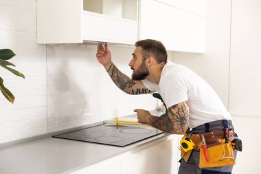 Erkek işçi mutfak mutfak Hood tornavida ile sabitleme