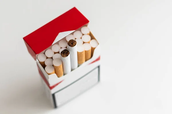 Otevřená Krabička Cigaret Izolovaná Bílém Pozadí Kvalitní Fotografie — Stock fotografie