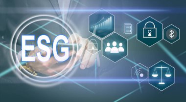 ESG Çevre Yönetimi Yatırım Yatırım Konsepti. ESG verilerini analiz et. İş sürdürülebilirliği yatırım stratejisi kavramında sanal ekranda simgeler belirir.