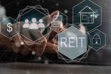 REIT, Gayrimenkul Yatırım Vakfı Konsepti, Sanal ekranda Emlak Yatırım Tröstü ikonu ile akıllı telefon kullanan kişi