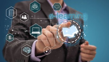 İş, Teknoloji, İnternet ve ağ konsepti. Genç işadamı geleceğin sanal ekranı üzerinde çalışıyor ve yazıyı görüyor: E-öğrenme. Yüksek kalite fotoğraf