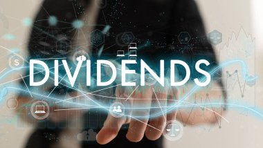 İşadamı Akıllı Telefon Kullan ve Ayırma Ekranı 'nı Seçin. Sanal Simge. Grafik Arayüzü. İş konsepti. İnternet konsepti. Dijital Arayüzler. Yüksek kalite fotoğraf