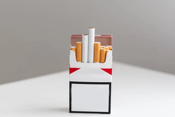 打开一包香烟和一支白色背景的香烟 高质量的照片 — 图库照片