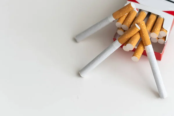 Cigaretu Bílém Pozadí Zdravotní Péče Lékařská Koncepce Kvalitní Fotografie — Stock fotografie