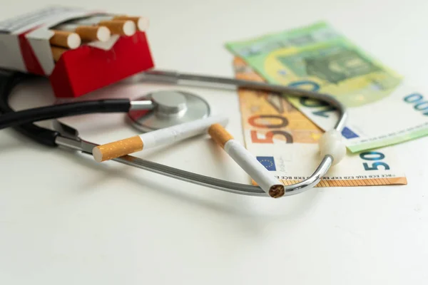 听诊器和香烟在实验室测试结果 医疗保健理念世界无烟日 高质量的照片 — 图库照片