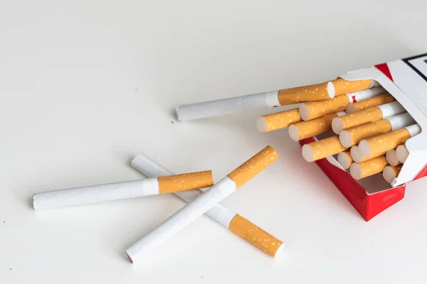 タバコ喫煙について 白い背景に隔離されたタバコのクローズアップ 悪い癖がある ニコチン 薬物依存症 がんについて 高品質の写真 — ストック写真