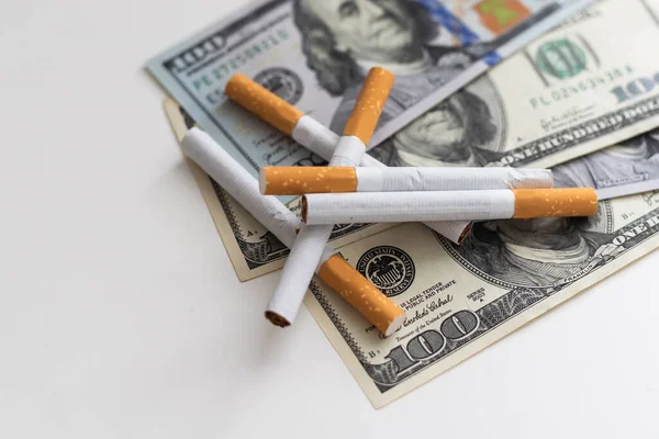 Sigaralar Amerikan Parasına Konuyor Yüksek Kalite Fotoğraf — Stok fotoğraf