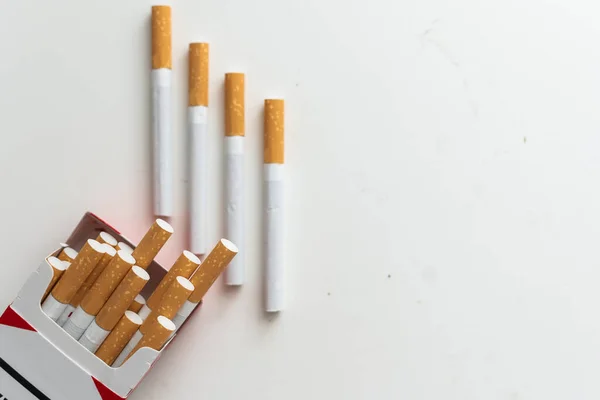 白い背景のパックにいくつかのタバコ 高品質の写真 — ストック写真