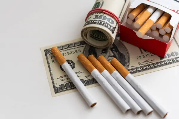 Nota 100 Dólares Com Cigarros Tabaco Estilos Vida Perigosos Foto — Fotografia de Stock
