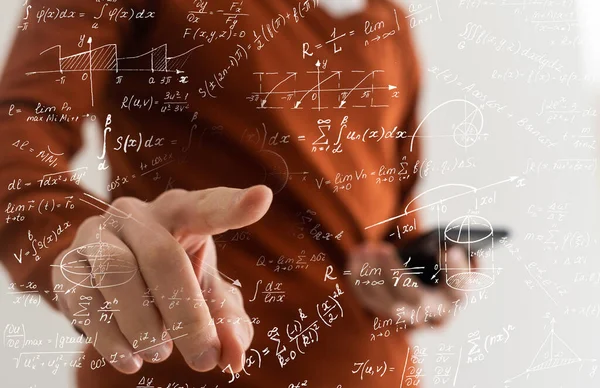 Manlig Lärare Skriver Olika Gymnasiet Matematik Och Vetenskap Formel Whiteboard — Stockfoto