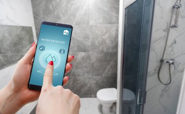 Su algılı ev kontrol uygulamalı akıllı telefon, akıllı ev konsepti