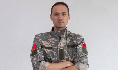 Asker kolunda Tayvan bayrağı. Askeri üniformalarda Tayvan bayrağı.