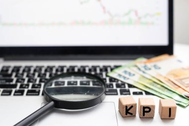 KPI 'nin ahşap yapı taşlarından yaptığı kelime. Yüksek kalite fotoğraf