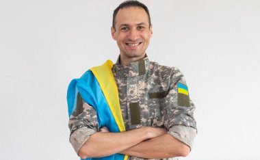 Ukrayna askeri üniforması içinde bayrak ve sembollü mızrak Ukrayna ulusal sembolü bayrağı..