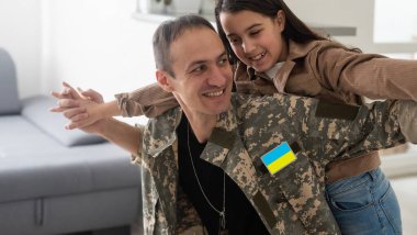 Ukrayna askeri üniformalı babası ve kızı. Aile toplantısı.