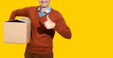 Kutuları taşıyan teslimatçı, alışveriş.