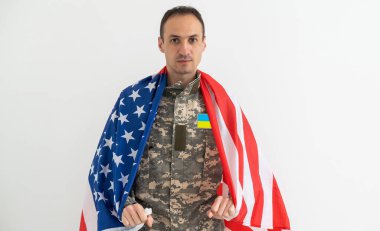 ABD bayrağı taşıyan Ukraynalı asker..