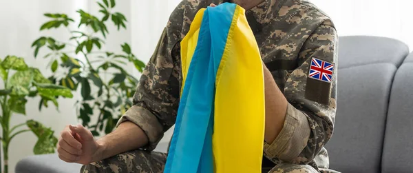 Soldado Britânico Com Bandeira Ucraniana — Fotografia de Stock