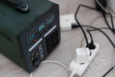 Şarj istasyonu. Elektrik olmayınca jeneratör güç bankası bataryası. Elektrik kesintisi sırasında telefon, tablet, dizüstü bilgisayar ve diğer cihazlar için şarj oluyor. Yüksek kalite fotoğraf