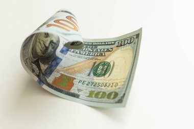 Yüz dolarlık banknotlar hafif bir düzlemde yaklaştı. Yüksek kalite fotoğraf