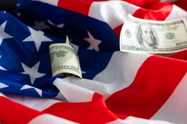 Amerikan bayrağı ve Amerikan para birimi banknotları. Yüksek kalite fotoğraf