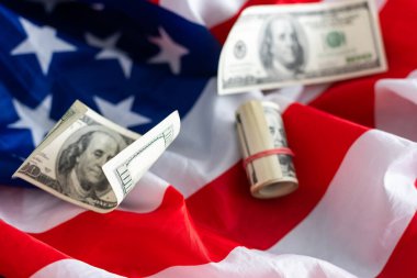 Amerikan bayrağı. Bayrağın altında borsa fiyatları grafiği. Bayrağın üzerinde 100 Amerikan doları yuvarladı. Diyagramda iki çizgi var. Borsa ticareti kavramı. - Evet. Yüksek kalite fotoğraf