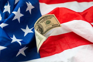 ABD bayrağıyla birlikte 100 Amerikan doları. kavramı kurtar. Yüksek kalite fotoğraf