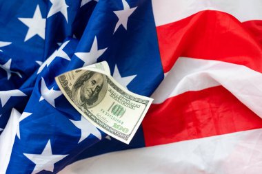 Amerikan bayrağı ve Amerikan para birimi banknotları. Yüksek kalite fotoğraf