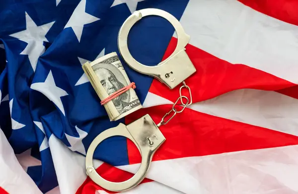 アメリカの法律制度コンセプト お金の背景とアメリカの国旗の手錠 高品質の写真 — ストック写真
