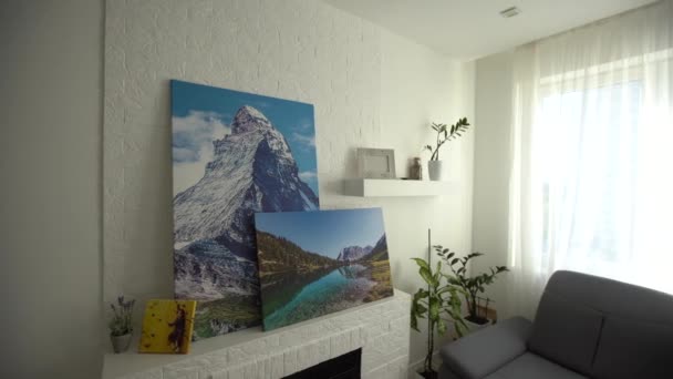 部屋の中央に白い壁と木製の床があるリビングルームには 壁にテレビがあります 高品質の写真 — ストック動画