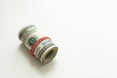 Amerikan doları beyaz arka planda yuvarlanıyor. Finansal konsept. Yüksek kalite fotoğraf