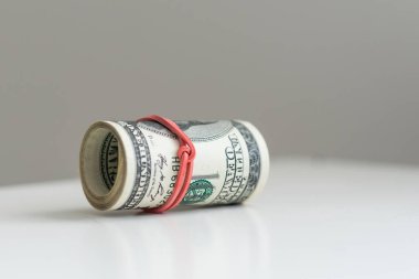 Beyaz arka planda dolar. Yüksek kalite fotoğraf