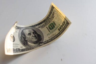 Uçan yüz dolarlık banknot beyaza izole edilmiş. Yüksek kalite fotoğraf