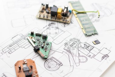 Elektronik bileşenin, birimin, parçanın, radyo ekipmanının ve dijital mikroçipin kapanışı - elektrik devrelerinin öğrenimi, eğitimi ve geliştirilmesi için DIY seti. Yüksek kalite fotoğraf