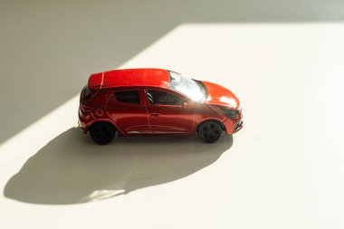 Beyaz arka planda kırmızı oyuncak araba. Yüksek kalite fotoğraf