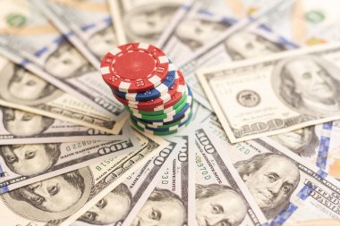 Yeşil bir masada dolar ve poker fişleri. Yüksek kalite fotoğraf