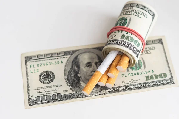 Sigara Para Pahalı Beyaz Arkaplan Yatay Fotoğraf Yüksek Kalite Fotoğraf — Stok fotoğraf