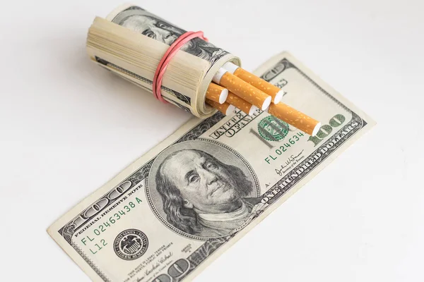 Sigara ve beyaz arka planda 100 dolarlık banknot. Yüksek kalite fotoğraf