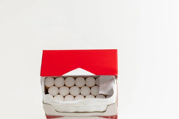 Cigarette Boîte Cigarettes Sur Fond Blanc Isolé Photo Haute Qualité — Photo