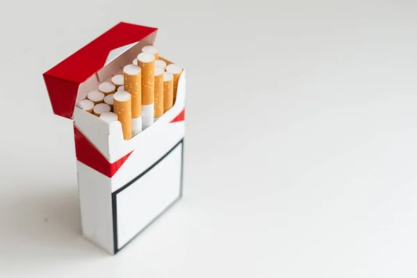 香烟包隔离在白色背景上 高质量的照片 — 图库照片