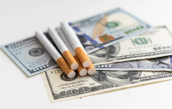 Sigaralar Amerikan Parasına Konuyor Yüksek Kalite Fotoğraf — Stok fotoğraf