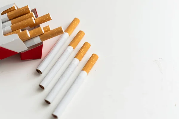 别再抽烟了 白色背景的香烟排成一排 高质量的照片 — 图库照片