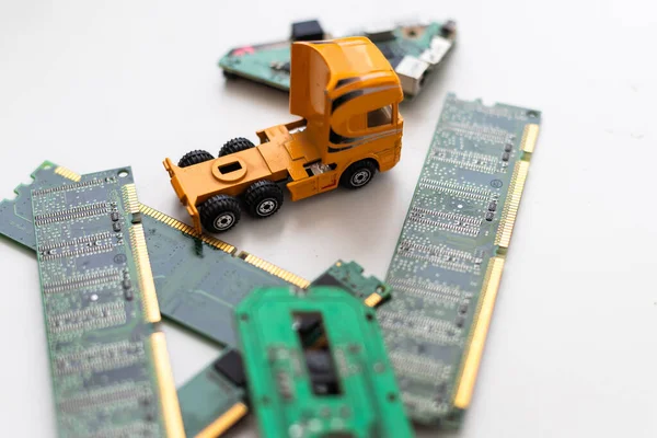 Macro Dump Truck Blauwe Computer Moederbord Achtergrond Dumping Silver Bitcoin — Stockfoto