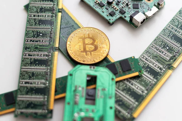Gouden Munt Bitcoin Een Groen Bord Met Microchips Microcircuits Hoge — Stockfoto